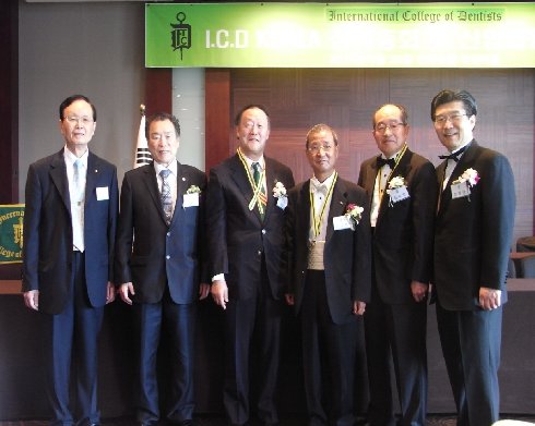 韓国部会・金会長(右端），役員と佐藤副会長