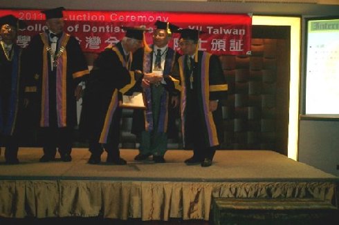 韓国部会・金会長(右端），役員と佐藤副会長