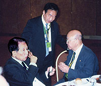石川前会長と筆者（中央：2005年国際会長）