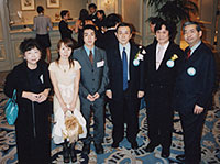 鈴木富士夫、小林義典両フェローとともに談笑する赤崎フェローご家族