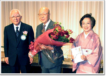 Master Norinaga Moriyama and his wife were celebrated by Seiichiro Ema who is the ICD Japan section president.