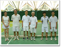 私（左端）と渋谷区歯科医師会テニス部の仲間達