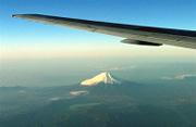 機内から見える大迫力の富士山